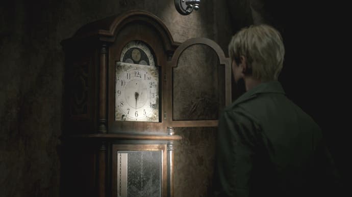 James looking at a grandfather clock with no hands at Blue Creek Apartments in Silent Hill 2.